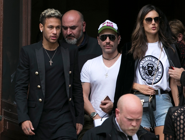 Neymar Jr CELEBRITES Fashion Week Balmain Paris 28 09 2017