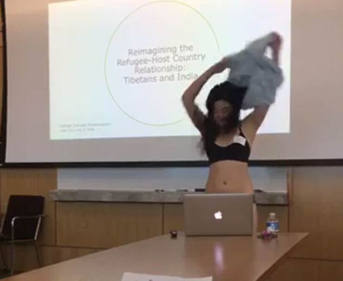 Студентка показала большую грудь профессору
