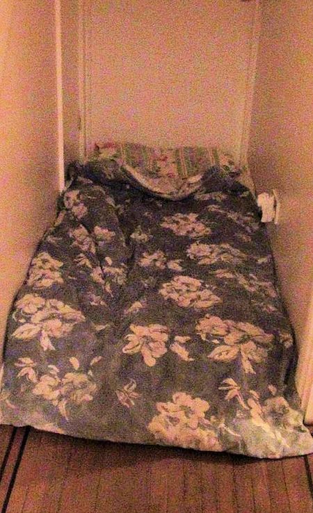 伊努每日工作17小時，每晚只能睡走廊地板（網上圖片）