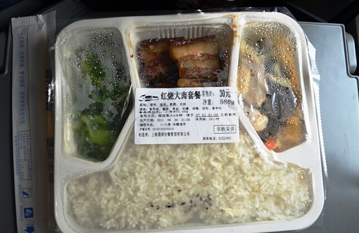 乘客抱怨高鐵上的盒飯難食。（網上圖片）