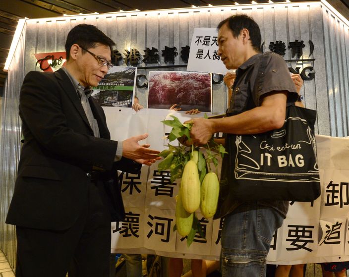 環保署署長唐智強手持村民種植的瓜菜。