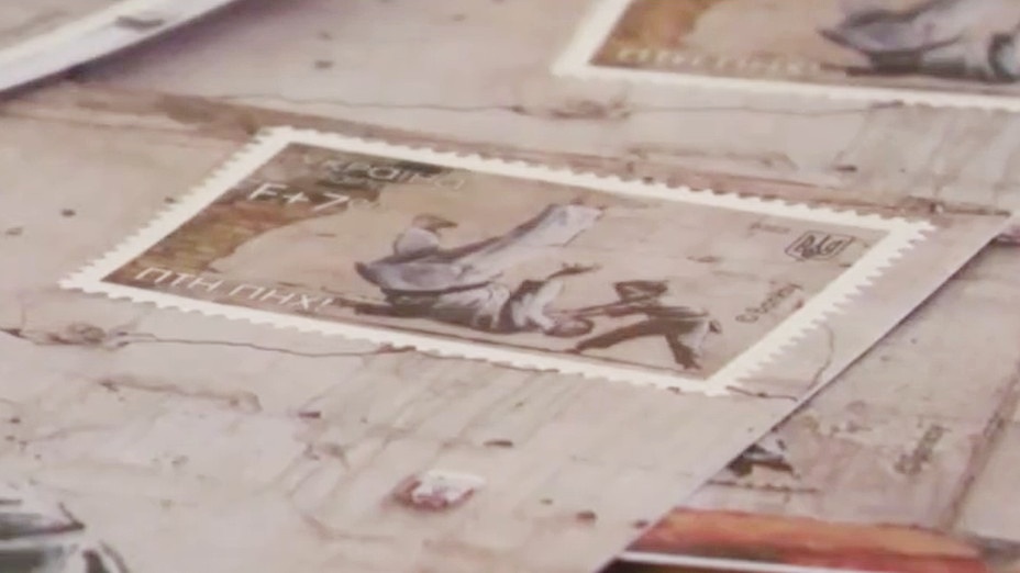 俄烏戰爭一周年｜烏克蘭推班克西作品郵票 暗諷俄遭烏擊倒