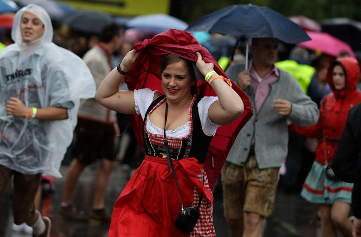 Beer Flowing In Munich Thousands Head To Oktoberfest Funfeed