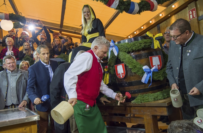 Beer Flowing In Munich Thousands Head To Oktoberfest Funfeed