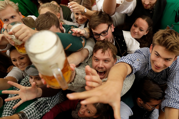 Beer Flowing In Munich Thousands Head To Oktoberfest Funfeed