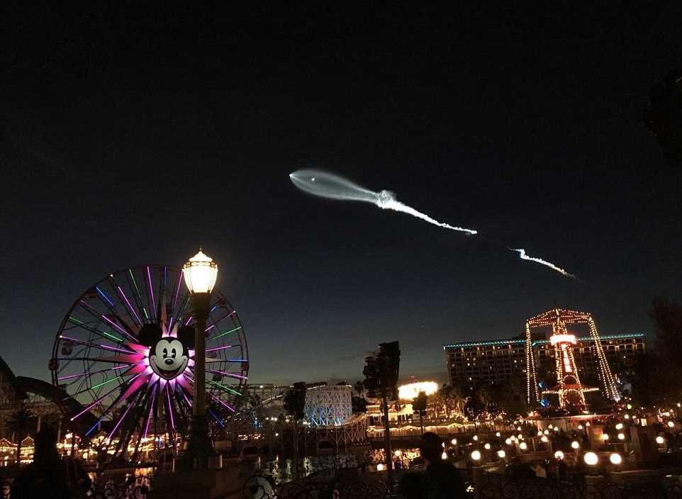 Тренировки светы ракеты. Запуск SPACEX над Лос-Анджелесом. Света ракета. Света ракета фото. Launch Light.