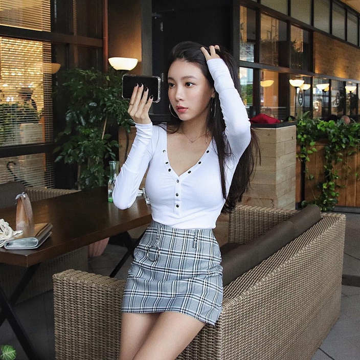 Taiwanese actress promotes online fashion brand by wearing clothes of ...