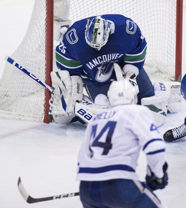 Markstrom makes 35 saves to lead Canucks past Maple Leafs