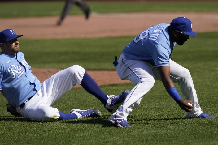 Lowe hits towering HR, Texas tops Royals to avoid sweep