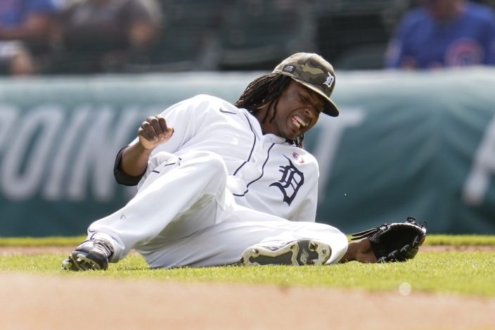 Hendricks takes shutout into 9th, Cubs beat Tigers 5-1