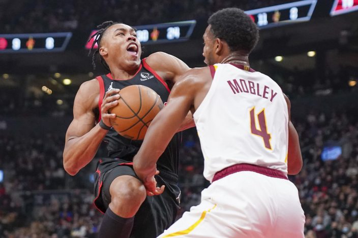 Siakam matches season high with 35, Raptors top Cavs 117-104