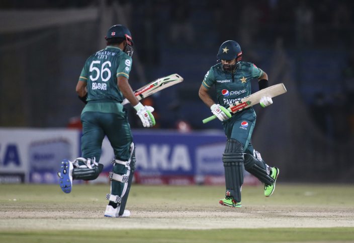 Pakistan head coach backs struggling captain Babar | Sport