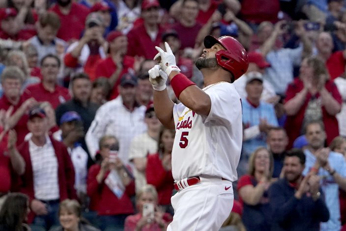 Cardinals score 4 in 9th to get past Royals