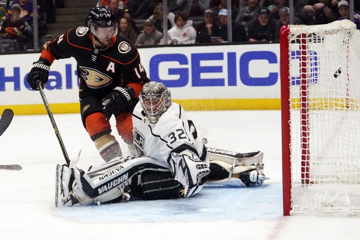 Quick reaches 350 wins in net, Kings defeat rival Ducks 4-1