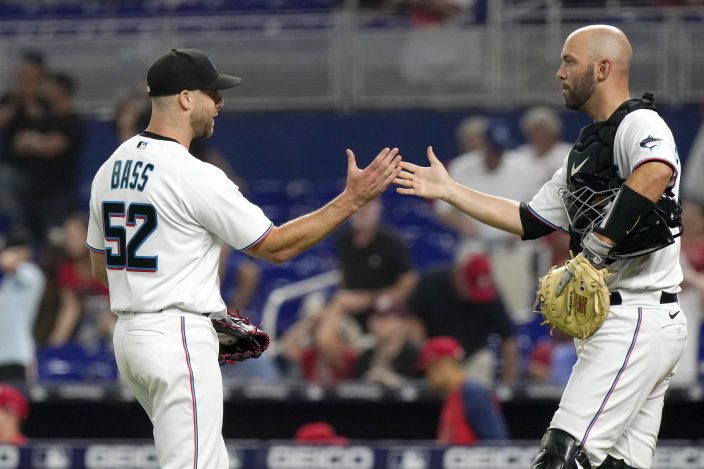 Pujols paces Cardinals, helps Wainwright in win over Marlins