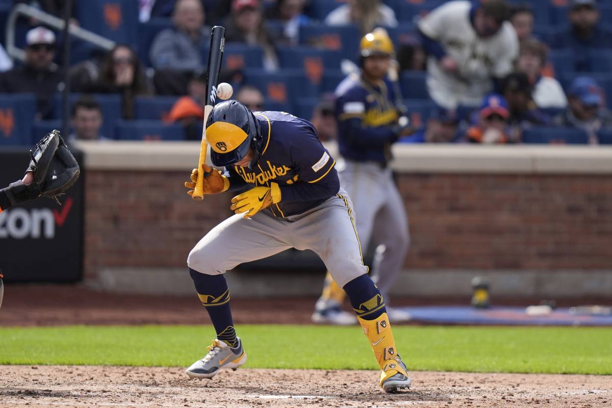 Hoskins has 4 RBIs in Brewers' contentious 76 win as Mets' Ramírez