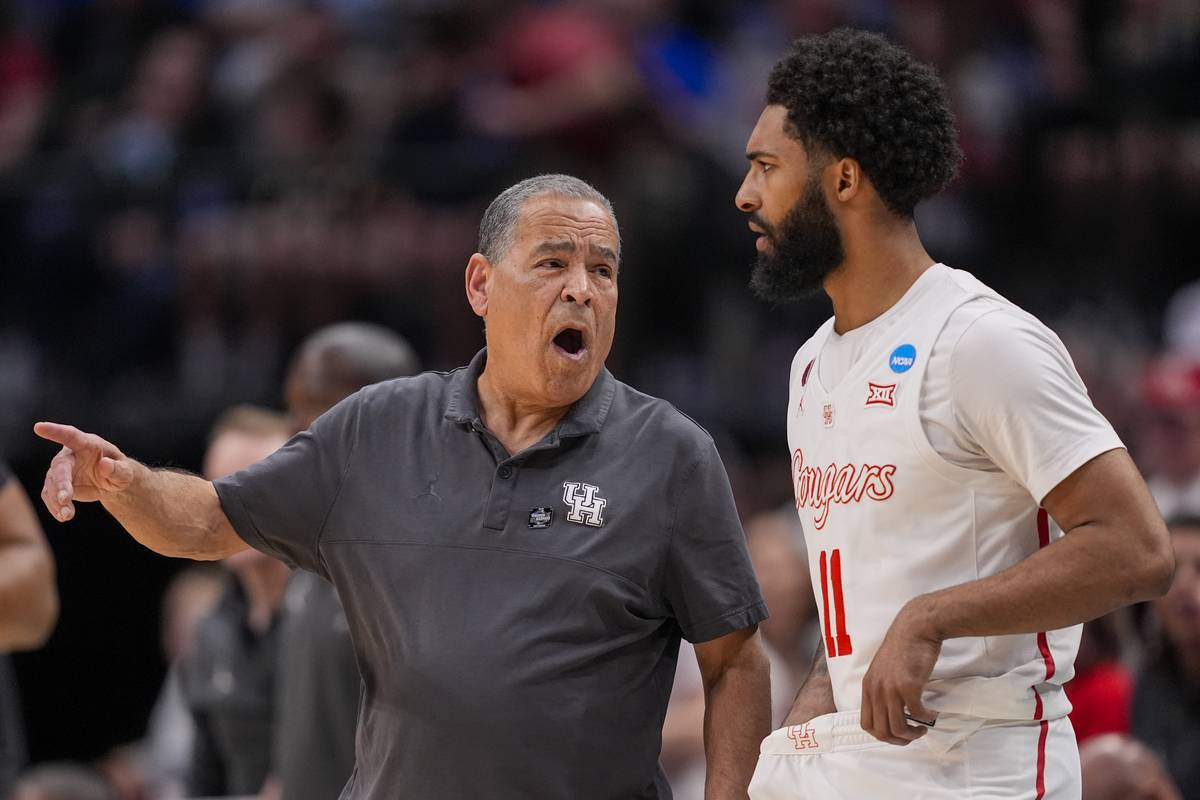 Houston coach Kelvin Sampson edges UConn's Dan Hurley for AP coach of ...