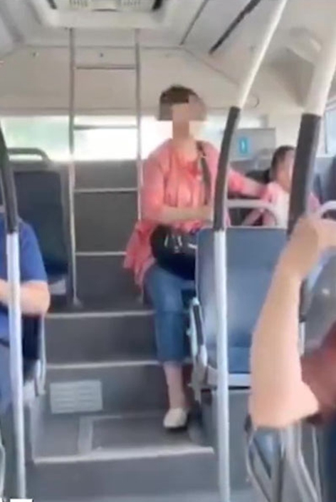 北京一對年老夫婦拿痰罐讓女童巴士大便與乘客爭吵