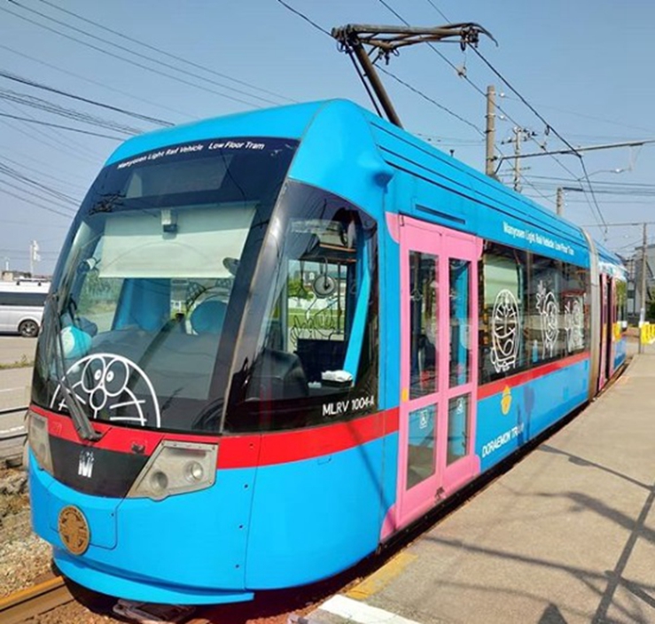 日本富山縣多啦a夢 叮噹 電車每日行駛兩節車箱由高岡市行到射水市