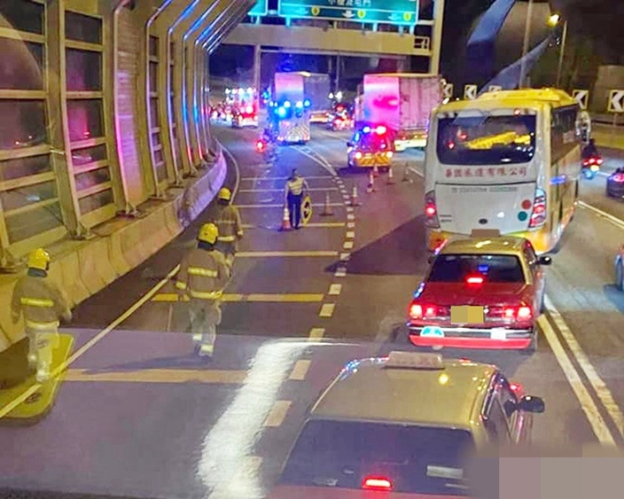 屯公的士疑入錯線失控撞欄 42歲男乘客爆頭亡 | 香港事