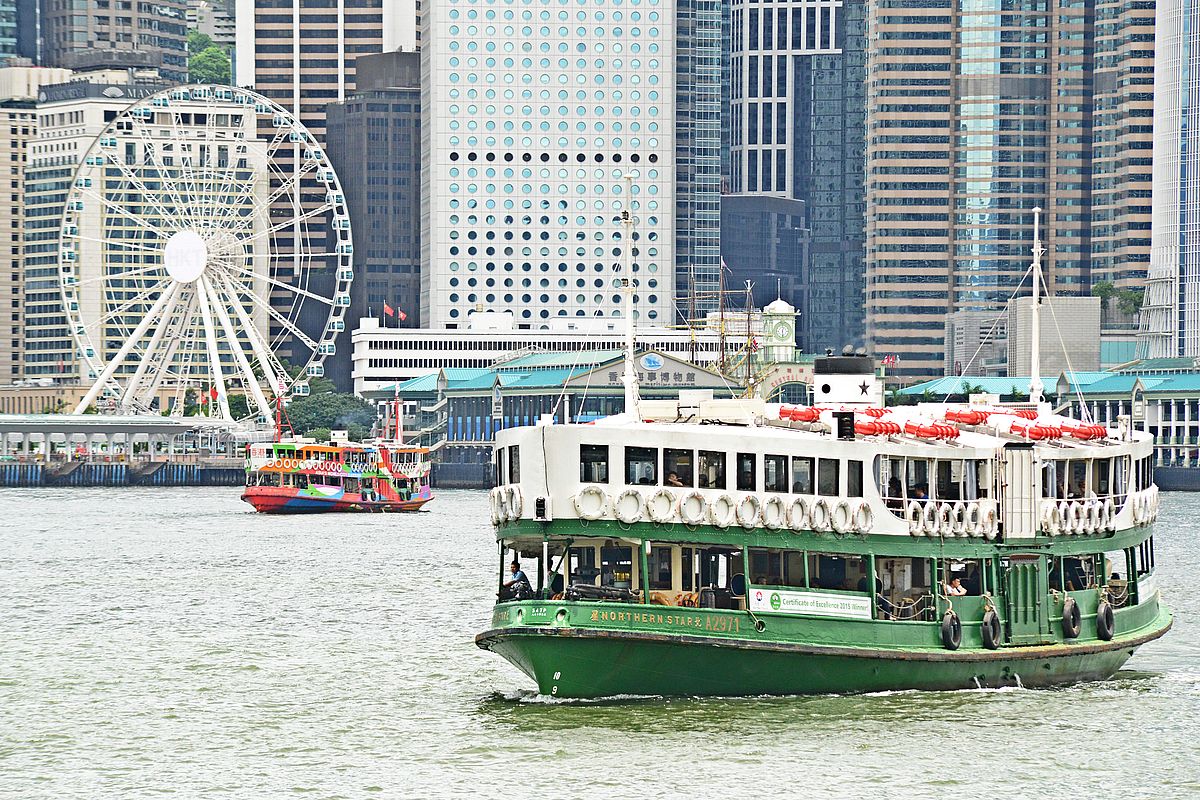 权威杂志称：搭乘香港天星小轮游维港誉为"人生50个必到景点"之一 - 雪花新闻