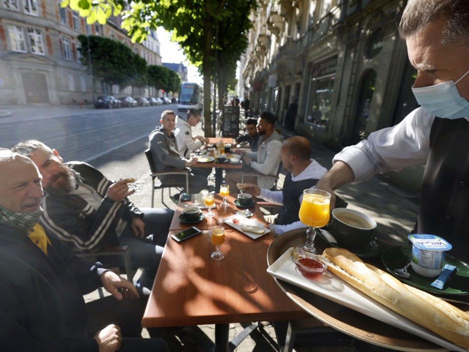 法国第二阶段解封 餐厅酒吧人潮汹涌庆祝重生