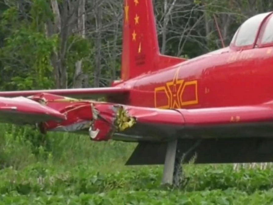 魁北克机场女子驾割草机除草 遭天降小型飞机击中身亡