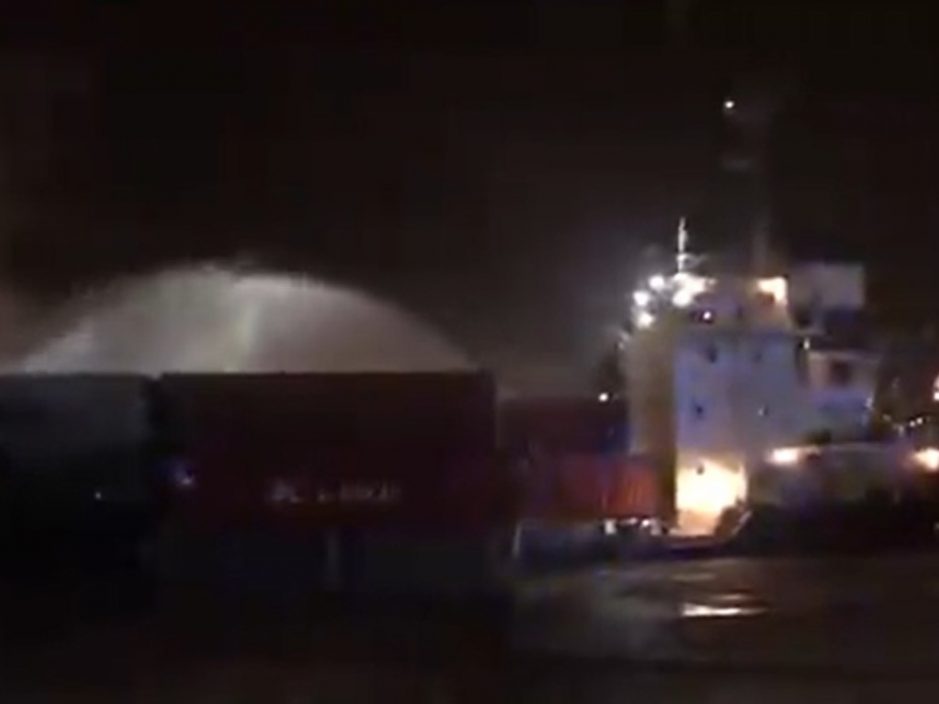 迪拜港口一艘船上化学品爆炸 引发大火